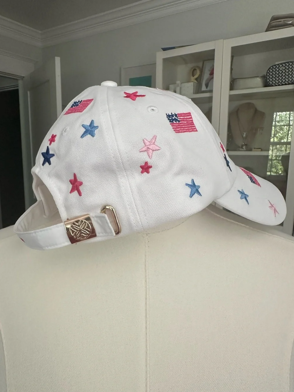 NWOT Lilly Pulitzer Logo Run Around Hat Americana print